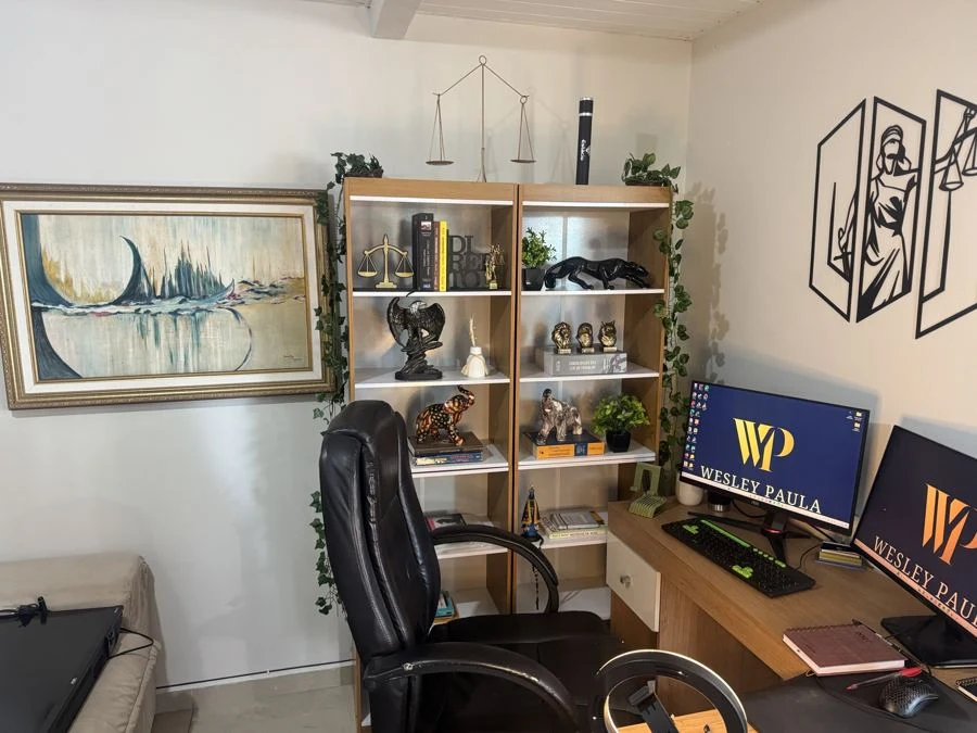 Ambiente de trabalho do escritório com computador e estante