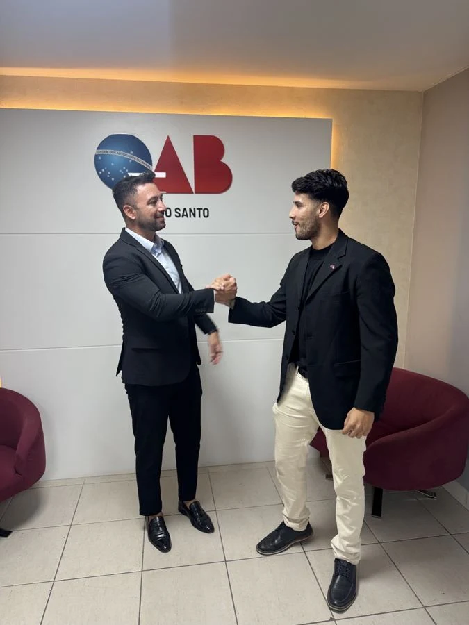 Wesley Paula cumprimentando colega na sede da OAB/ES